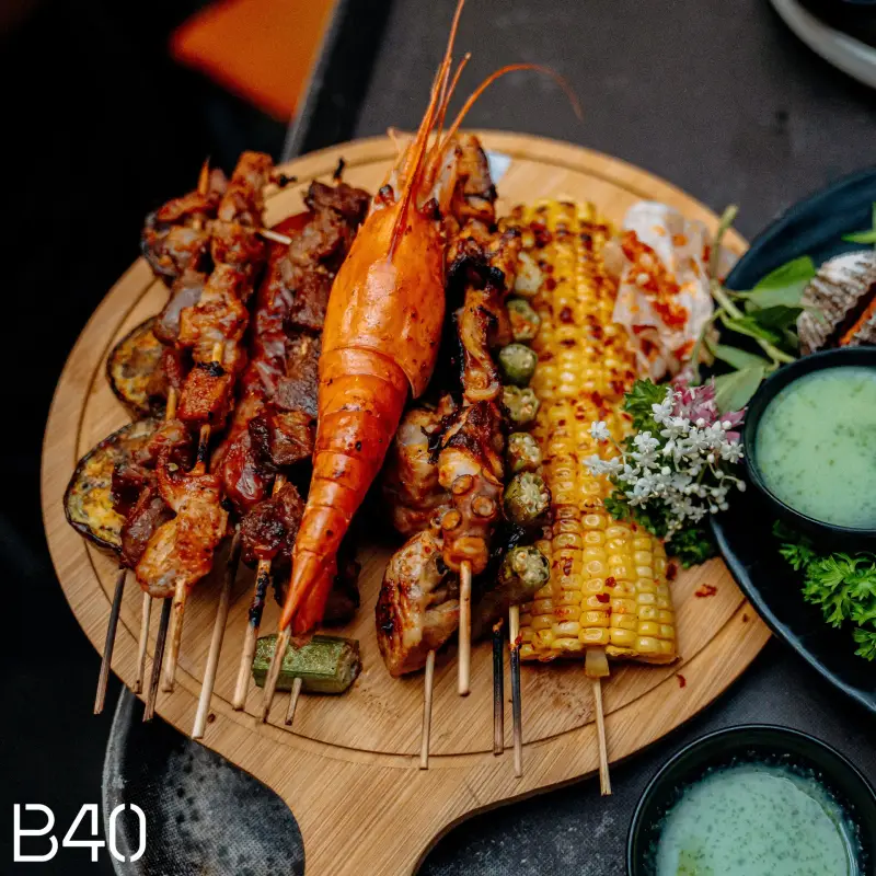 Khay xiên nướng, bắp nướng và tôm nướng nguyên con tại B40