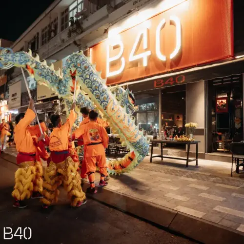 Đoàn múa rồng, múa lân biểu diễn dịp Tết trước cửa B40